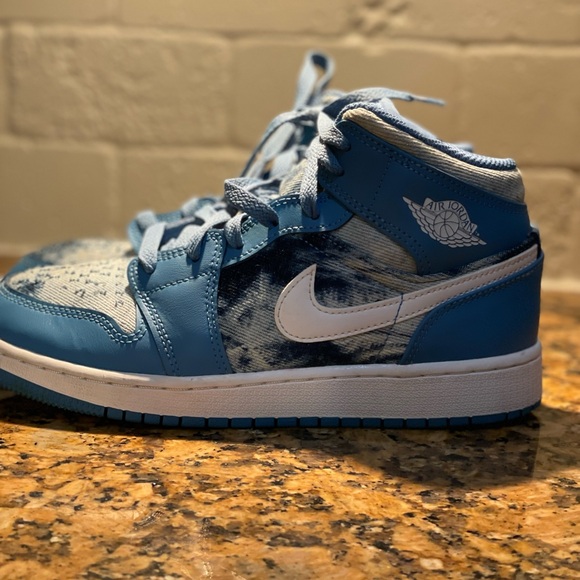 Jordan 1 Mid
Washed Denim (GS) - Picture 4 of 6